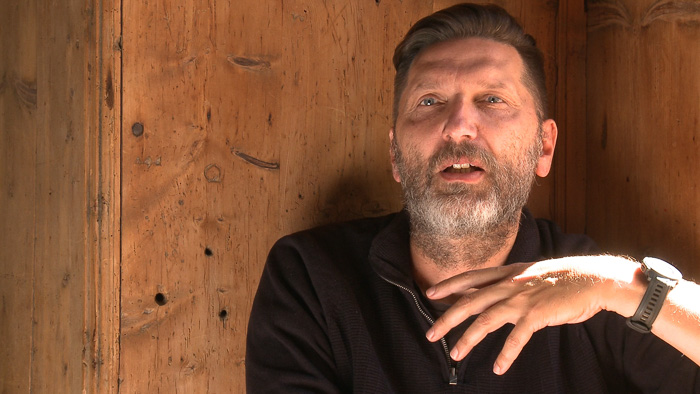 Narratives without protagonists to explain complex topics